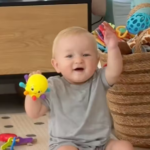Un bébé de 10 mois réagit par des rires à la musique de Bad Bunny.