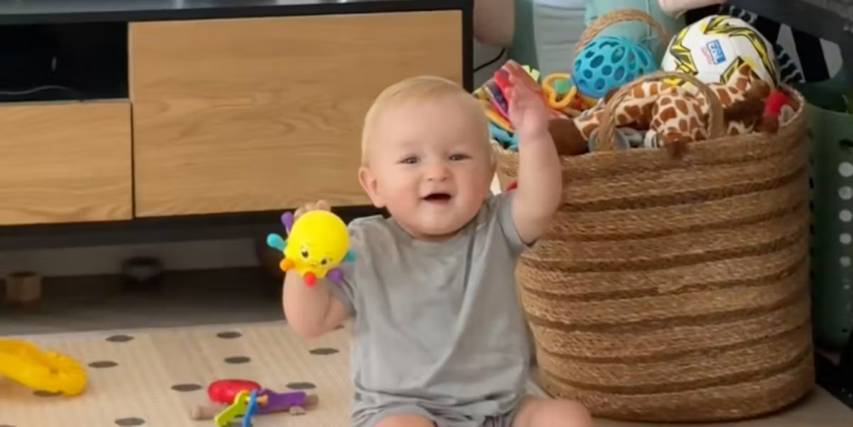 Un bébé de 10 mois réagit par des rires à la musique de Bad Bunny.