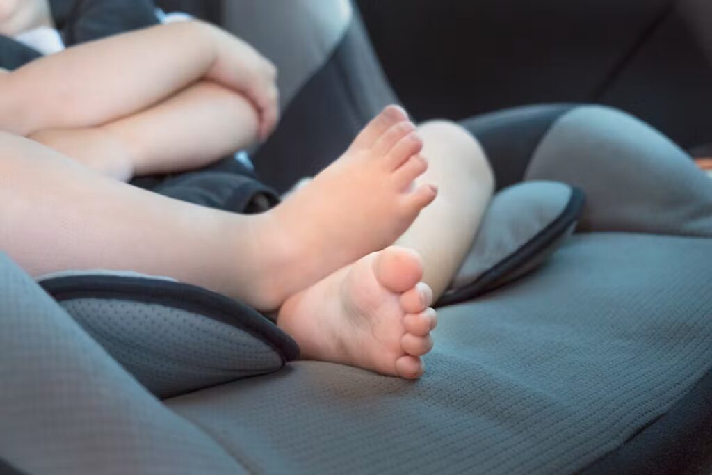 Marseille : un enfant de 2 ans sauvé d’une voiture par une passante après une vitre brisée