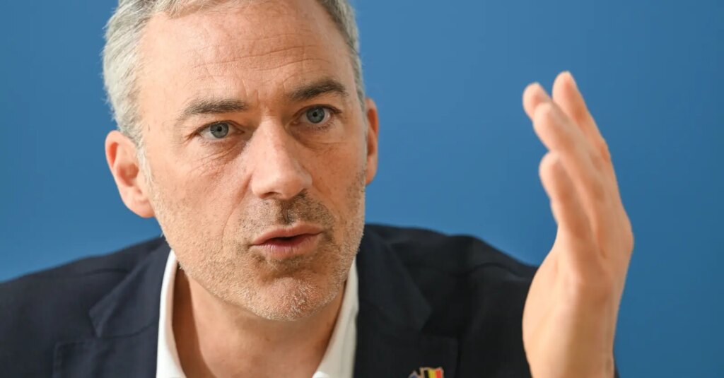 Les Engagés proposent une taxe Zucman en Belgique, Bouchez s’oppose à cette initiative.
