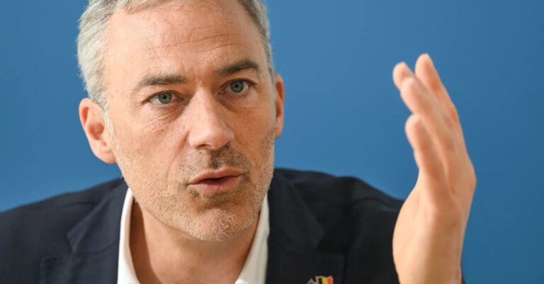 Les Engagés proposent une taxe Zucman en Belgique, Bouchez s’oppose à cette initiative.