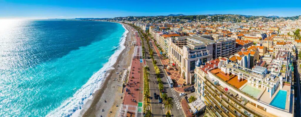 Nice se distingue par ses longues soirées et sa météo clé en main pour l’été sur la Côte d’Azur.