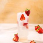 Cocktail sans alcool au sureau et à la fraise proposé par des bars en France pour l&rsquo;été.