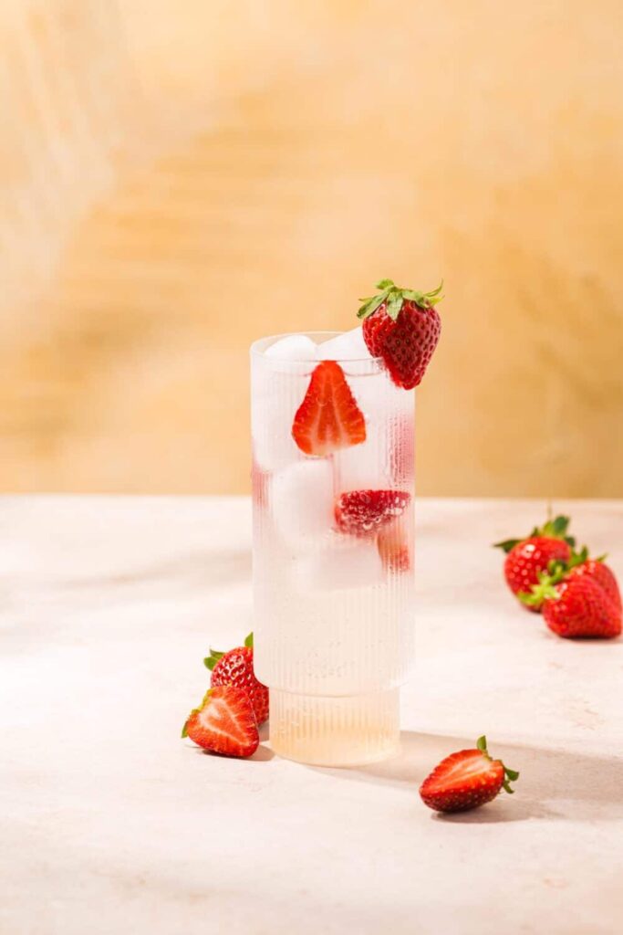 Cocktail sans alcool au sureau et à la fraise proposé par des bars en France pour l’été.