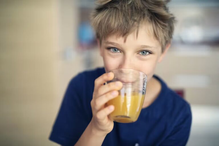 Consommation de boissons sucrées chez les enfants liée à un risque accru d’hypertension adulte.