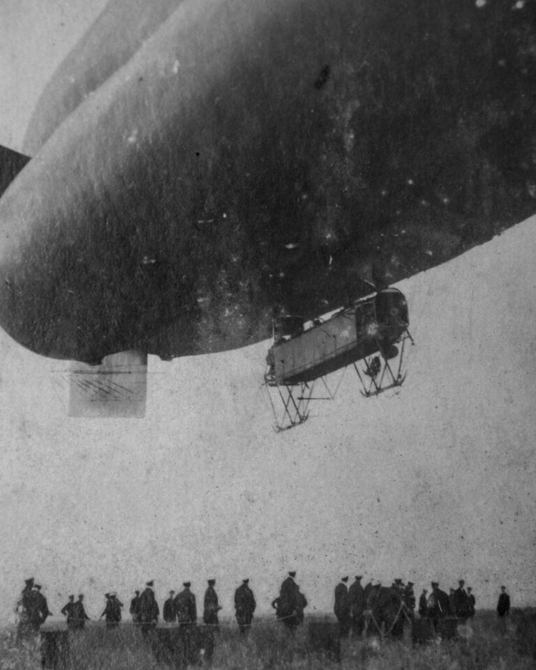 Dirigible et archives militaires : la beauté trompeuse des documents historiques dévoilée