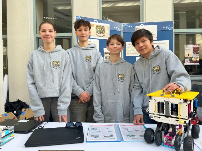 Des adolescents français construisent des robots pour des compétitions internationales.