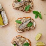 Recette de tartines aux sardines et aubergine : une option rapide et facile pour les repas.