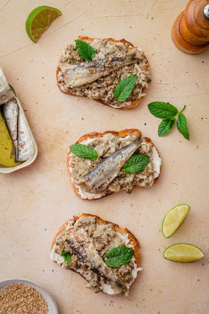 Recette de tartines aux sardines et aubergine : une option rapide et facile pour les repas.