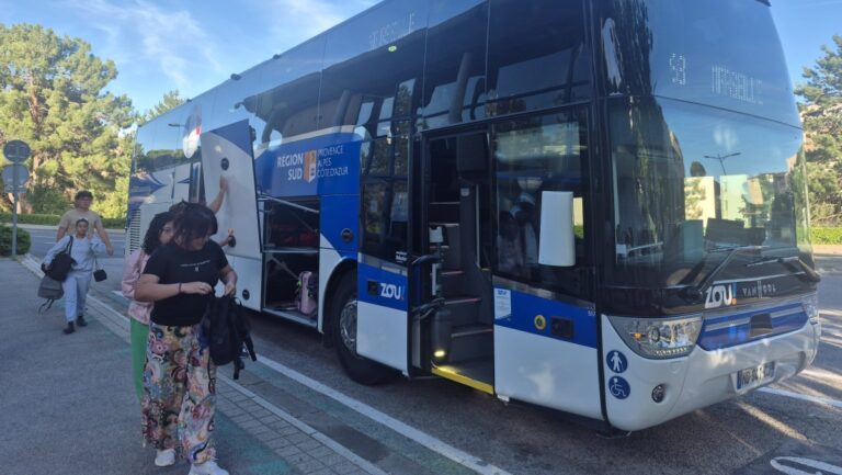 Le bus Zou! entre Aix-en-Provence et Manosque comme solution de transport économique.