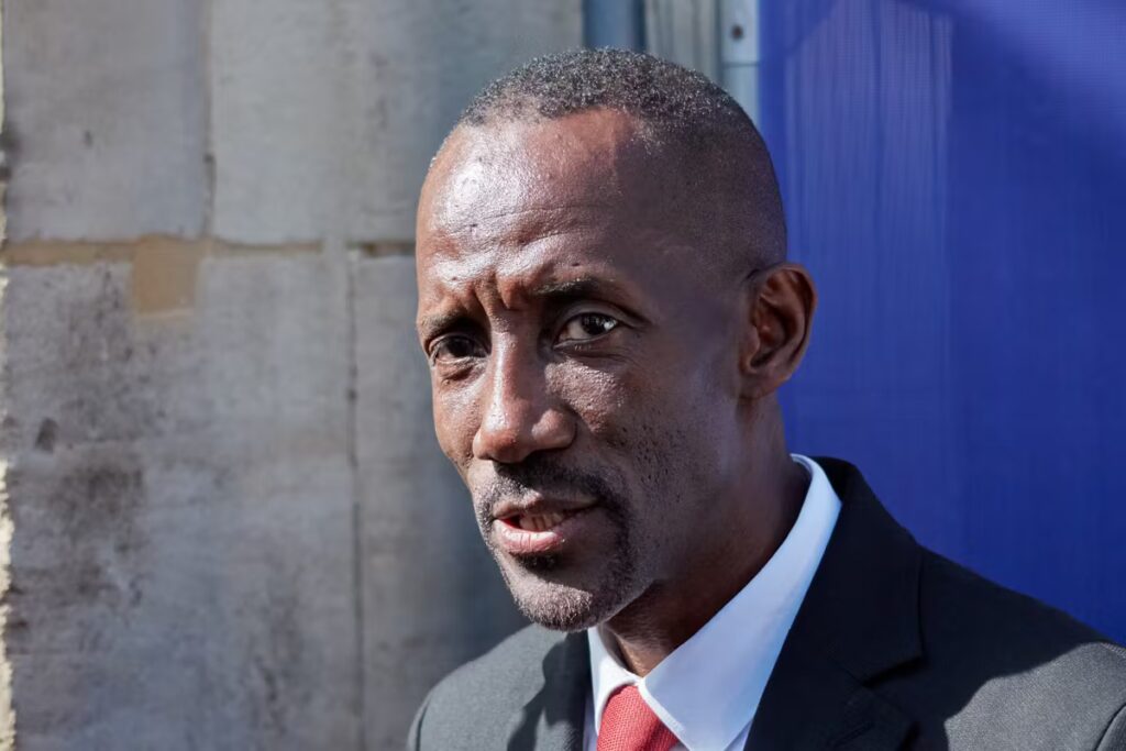 La mairie de Saint-Denis porte plainte après l’accrochage d’une banderole raciste sur la basilique.