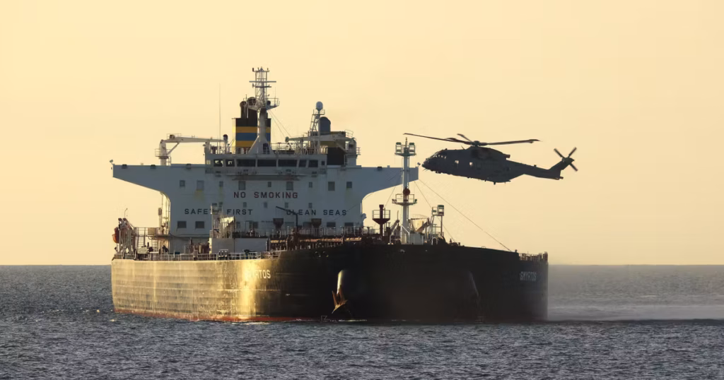 La marine britannique intercepte un pétrolier russe dans la Manche.