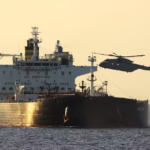 La marine britannique intercepte un pétrolier russe dans la Manche.