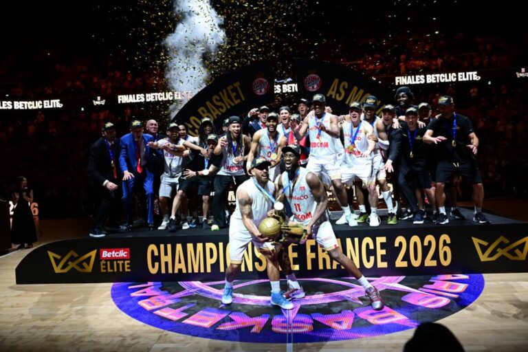 AS Monaco remporte le titre de champion de France après une saison exceptionnelle.