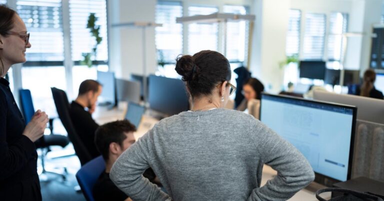 L’intelligence artificielle améliore la productivité dans les bureaux romands.