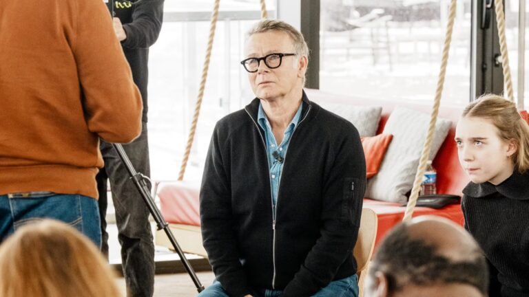 Franck Dubosc évoque son père lors des Rencontres du Papotin, touchant un large public.