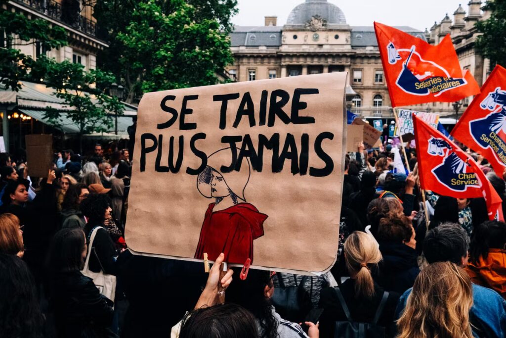 Manifestation à Paris contre le meurtre de Lyhanna, colère et indignation exprimées.
