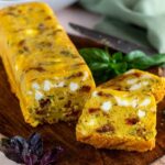 Cake aux tomates séchées et feta : une recette prisée dans la cuisine méditerranéenne.
