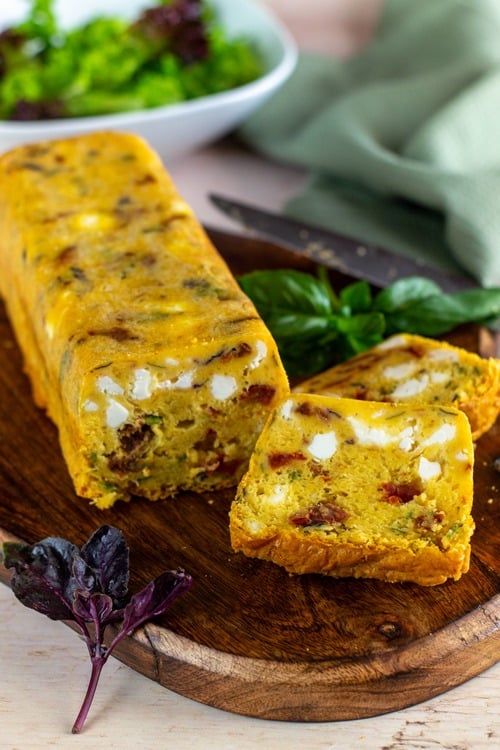 Cake aux tomates séchées et feta : une recette prisée dans la cuisine méditerranéenne.