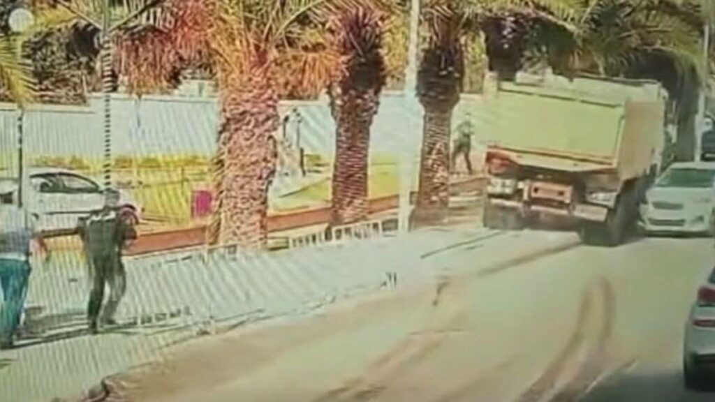 Alger : un camion monte sur le trottoir et renverse un piéton dans la rue.