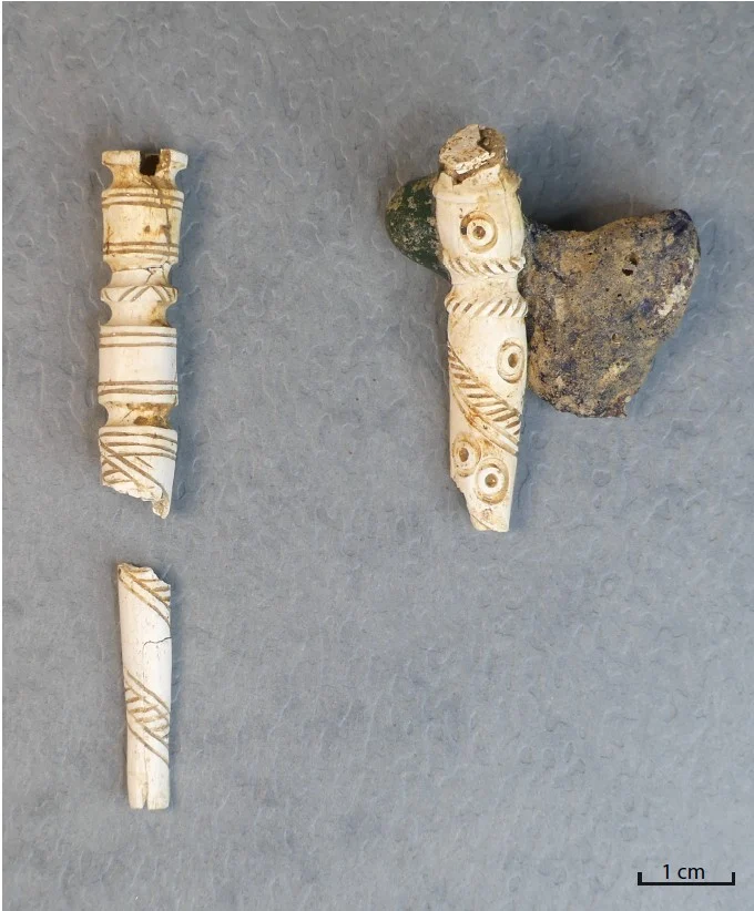 Brèves gauloises : les tubes biseautés ornés d’éléments décoratifs relancent le débat sur l’artisanat local.