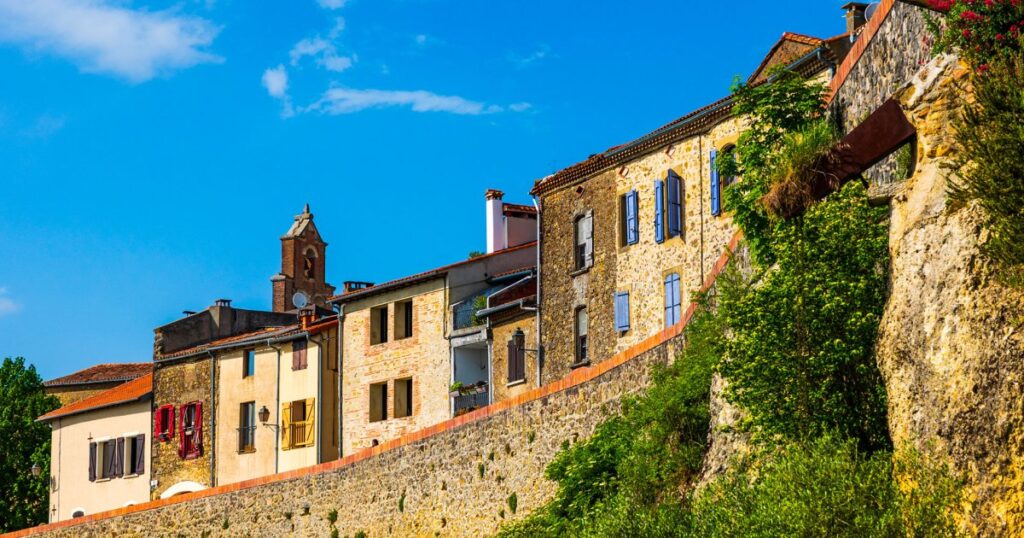 Village coloré entre Arize et Lèze offre vue sur les Pyrénées et attire les visiteurs.