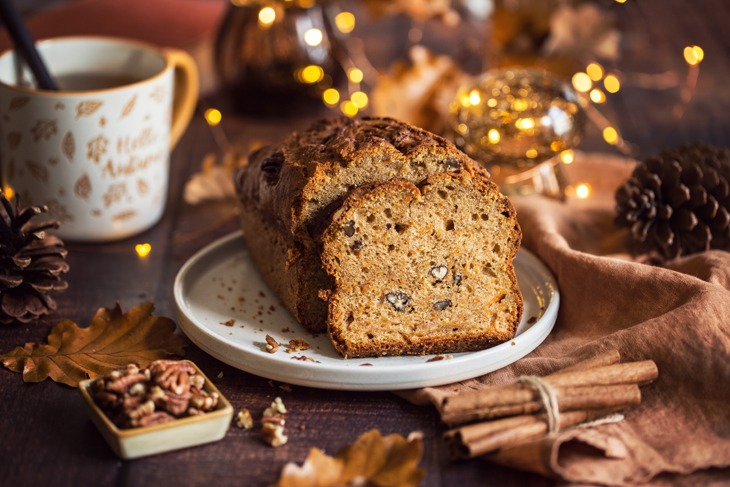 Le Carrot Cake, dessert traditionnel, remporte un succès croissant dans les restaurants français.