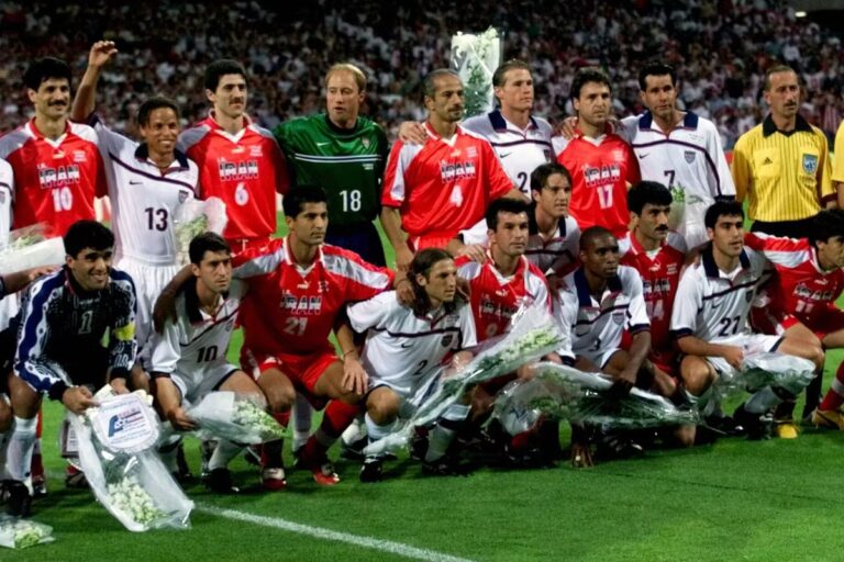 Joueurs américains et iraniens échangent un message de paix lors de la Coupe du Monde 1998