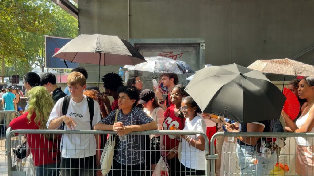 Canicule à Paris : rencontre de Tom Holland et Zendaya avec des fans malgré la chaleur