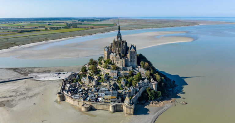Mont-Saint-Michel : l’abbaye cédée par le Centre des monuments nationaux menace 100 monuments en France.