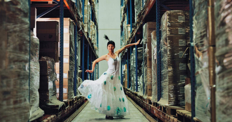 Cao Fei présente une œuvre d’art totale inspirée du chaos numérique contemporain.