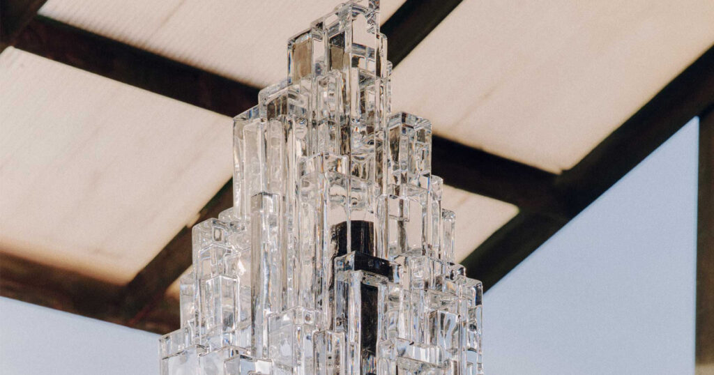 Dom Pérignon présente un écrin en cristal Baccarat en hommage à son fondateur.