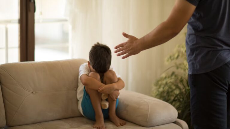 Malgré l’interdiction de la fessée, 36 % des parents en France la considèrent acceptable.