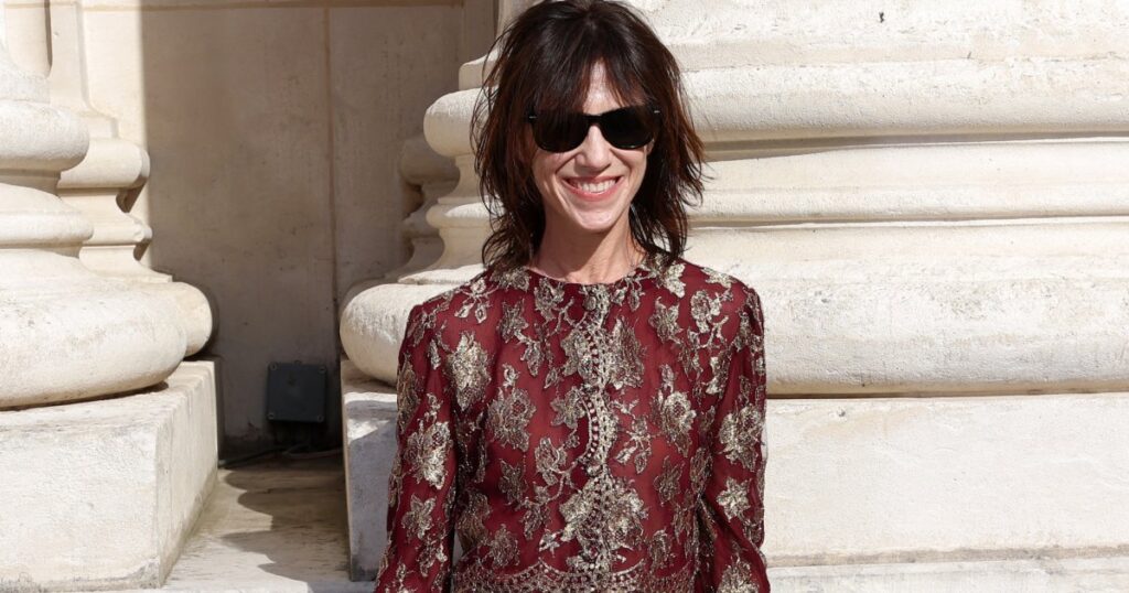 Charlotte Gainsbourg porte une robe à 6 500 € en dentelle lors d’un événement avec Madonna et Charli XCX.
