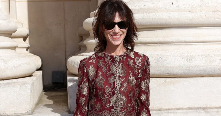 Charlotte Gainsbourg porte une robe à 6 500 € en dentelle lors d’un événement avec Madonna et Charli XCX.