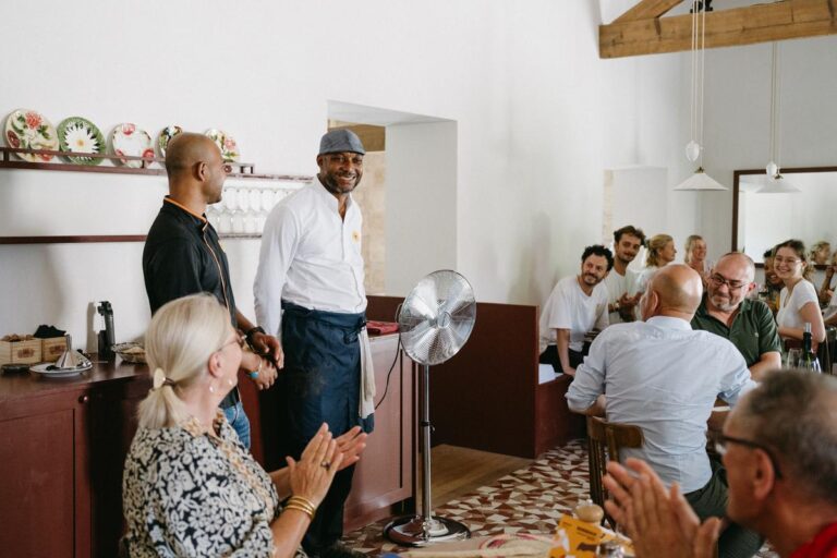 Une propriété viticole de Gironde collabore avec un cuisinier réfugié bangladais.