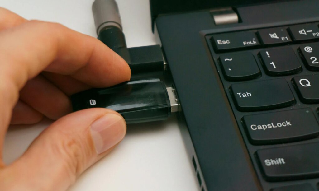 Microsoft alerte sur un ver informatique se propageant via des clés USB.