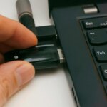 Microsoft alerte sur un ver informatique se propageant via des clés USB.