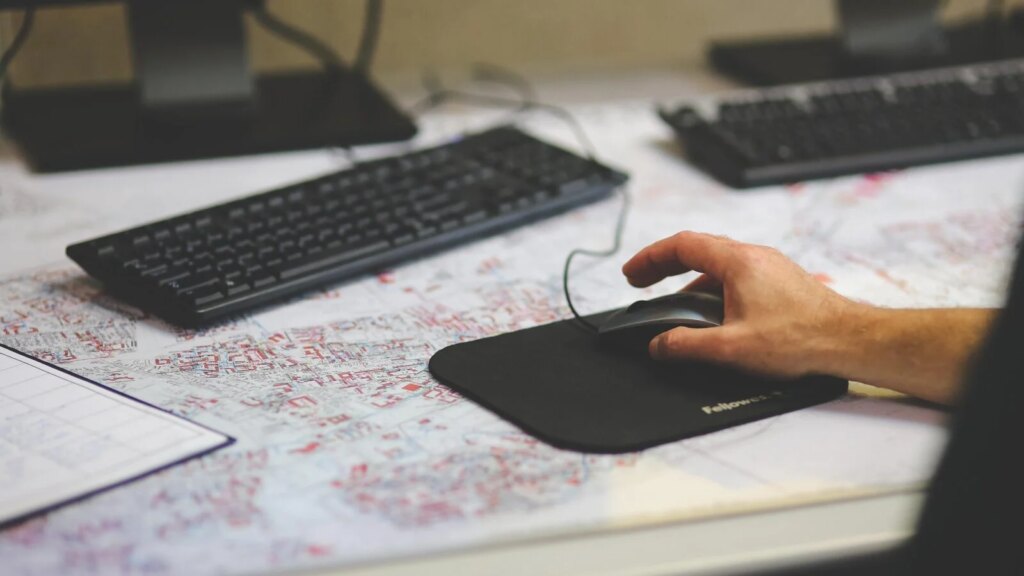 Moins de télétravail en France : l’IA incite les entreprises à demander un retour sur site.