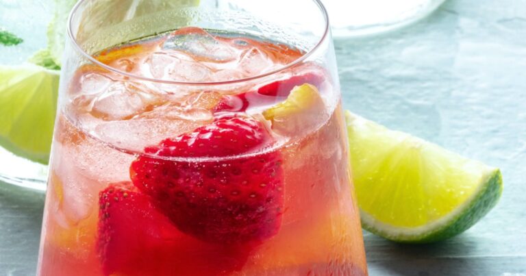 Recette d’un cocktail d’été à la fraise sans alcool pour des événements estivaux.