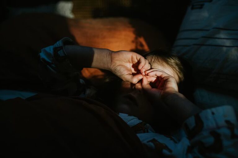 Réponses des psychologues aux angoisses nocturnes liées à la peur du noir et des monstres