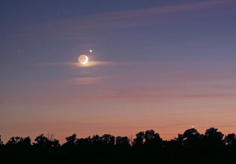 La Lune et Vénus visibles ensemble lors du coucher de soleil en France ce soir.