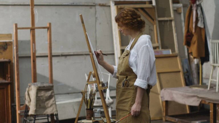 Des œuvres longtemps attribuées à des hommes révélées comme signées par des femmes artistes.