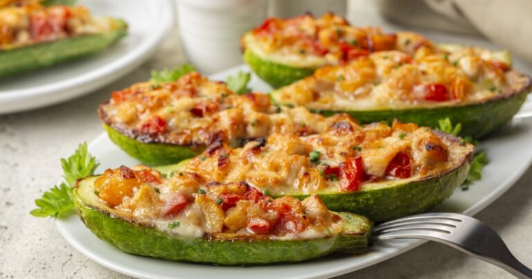 Recette de courgettes farcies au poulet et fromage : un plat équilibré et nutritif.