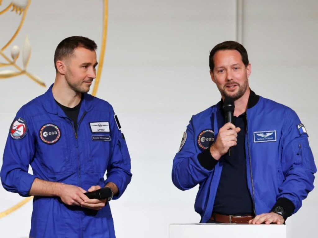 Deux Français réalisent une mission spatiale pour une première mondiale en orbite terrestre.