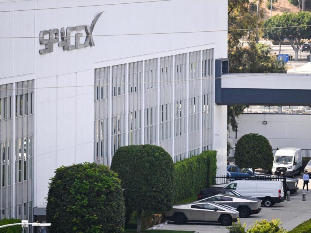 SpaceX atteint une valorisation de 1.800 milliards de dollars lors de son introduction en Bourse.