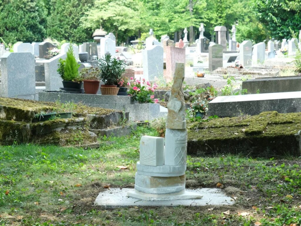 Des artistes investissent le plus grand cimetière d’Europe à Pantin pour des installations artistiques.