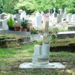 Des artistes investissent le plus grand cimetière d&rsquo;Europe à Pantin pour des installations artistiques.