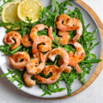 Recette de crevettes grillées et salade de roquette : un plat sain et rapide à préparer