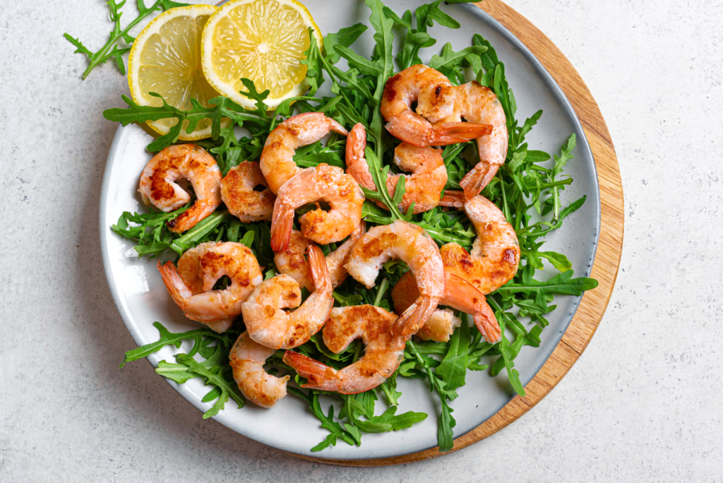 Recette de crevettes grillées et salade de roquette : un plat sain et rapide à préparer